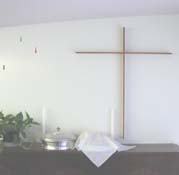 写真；礼拝堂の十字架と聖餐器