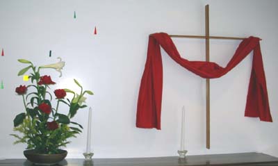 写真；礼拝堂の十字架に赤い布が掛けられた